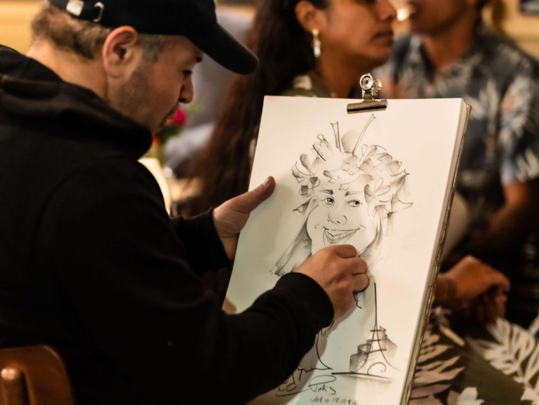 Dessinateur caricaturiste travaillant sur une nouvelle création