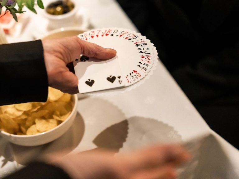 Magicien effectuant un tour avec des cartes